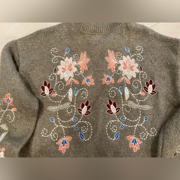 Francesca’s Jun & Ivy Embroidered Sweater Sz L - Picture 2 of 5